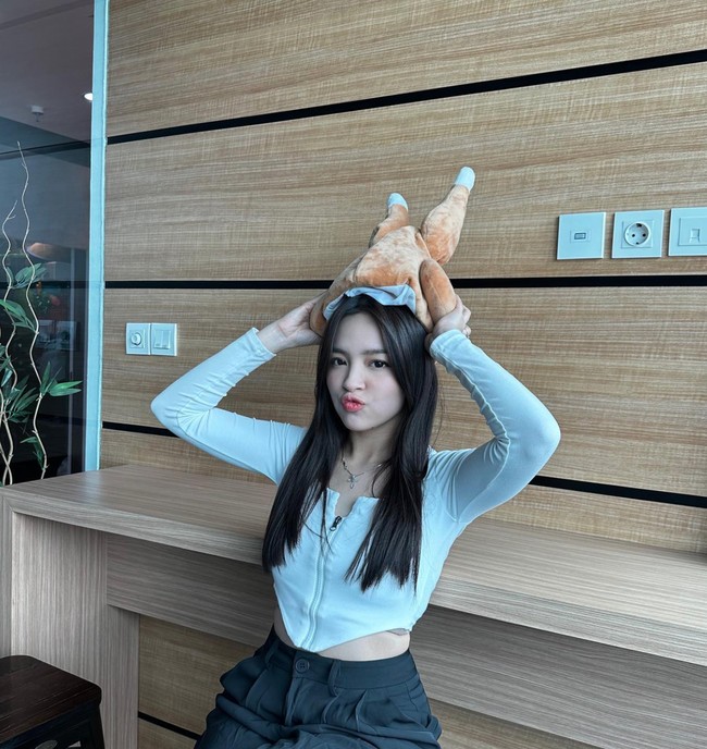 Berambut panjang dan memiliki paras cantik, penampilan Eca pun kerap curi atensi. Eca sendiri diketahui mengawali kariernya di tahun 2020 sebagai salah satu seleb TikTok. Kemudian sejak tahun 2022 Eca menjadi brand ambassador Esports. Foto: Instagram/@elsaajapasal