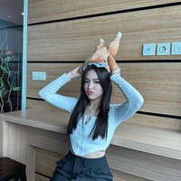 Berambut panjang dan memiliki paras cantik, penampilan Eca pun kerap curi atensi. Eca sendiri diketahui mengawali kariernya di tahun 2020 sebagai salah satu seleb TikTok. Kemudian sejak tahun 2022 Eca menjadi brand ambassador Esports. Foto: Instagram/@elsaajapasal