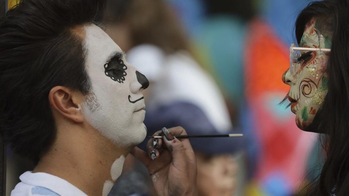 Meksiko terkenal dengan beragam perayaan yang unik dan menarik. Salah satunya adalah perayaan Day of the Dead atau Hari Kematian.