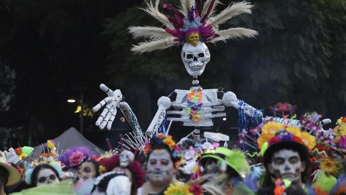 Meksiko terkenal dengan beragam perayaan yang unik dan menarik. Salah satunya adalah perayaan Day of the Dead atau Hari Kematian.