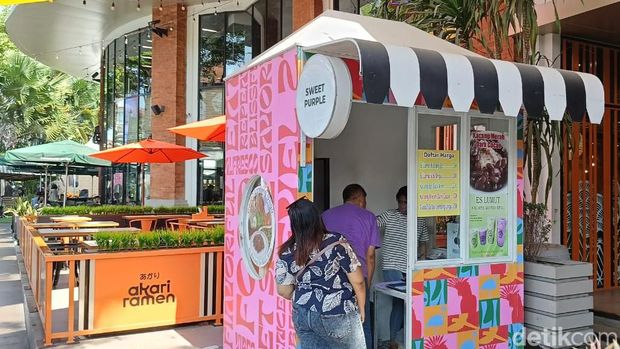 Gado-gado galau lontong ungu yang ditawarkan di Sweet Purple pada Minggu (22/10/2023) di Mall Level 21 Denpasar, Bali. (Ni Made Lastri Karsiani Putri-detikBali)