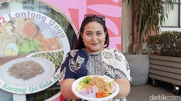 Gado-gado galau lontong ungu yang ditawarkan di Sweet Purple pada Minggu (22/10/2023) di Mall Level 21 Denpasar, Bali. (Ni Made Lastri Karsiani Putri-detikBali)
