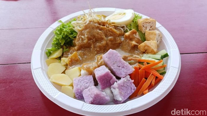 Gado-gado galau lontong ungu yang ditawarkan di Sweet Purple pada Minggu (22/10/2023) di Mall Level 21 Denpasar, Bali. (Ni Made Lastri Karsiani Putri-detikBali)