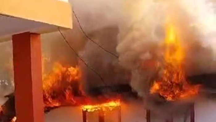 Kebakaran melanda rumah dinas dokter Rumah Sakit Otanaha di Kota Gorontalo, Provinsi Gorontalo.