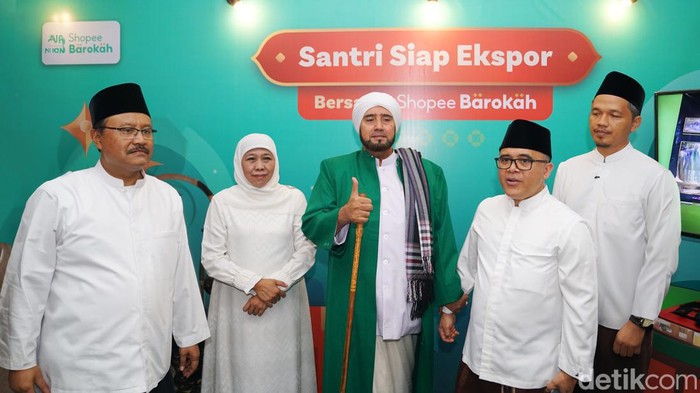 Habib Syech Assegaf saat mendatangi booth Shopee di Hari Santri Nasional 2023.