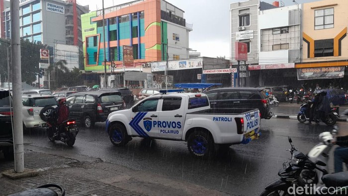 Hujan deras di Jalan Urip Sumoharjo, Makassar, Sulsel.
