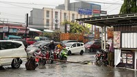 Salah satunya hujan cukup deras turun di wilayah NTI, Jalan Perintis Kemerdekaan. Air bahkan mulai tergenang di pinggir jalan. Foto: (dok. istimewa)