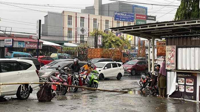 Hujan deras di wilayah Jalan Perintis Kemerdekaan Makassar.