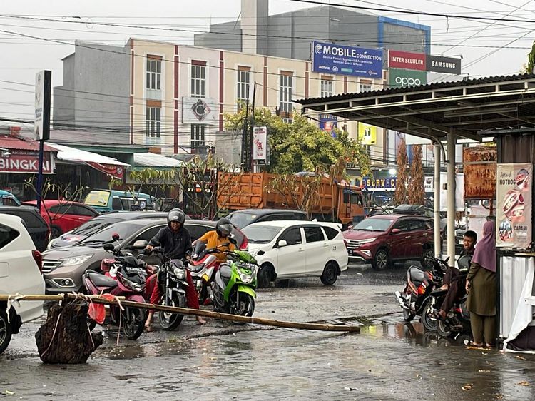 Potret Hujan Turun di Sejumlah Wilayah di Kota Makassar Hari Ini