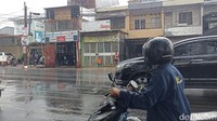 Tidak sedikit pengendara yang tetap menerobos jalan meski diguyur hujan. Foto: (Muhammad Darwan/detikSulsel)