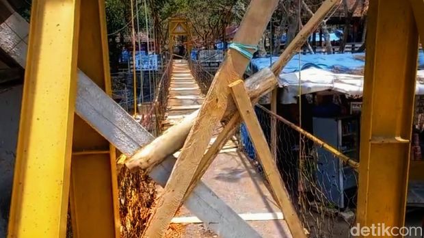 Jembatan ikonik di kawasan wisata pemandian air panas atau Geyser Cisolok, Kabupaten Sukabumi rusak.