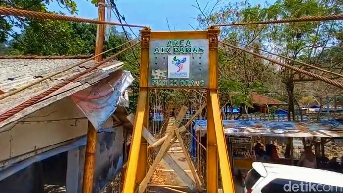 Jembatan ikonik di kawasan wisata pemandian air panas atau Geyser Cisolok, Kabupaten Sukabumi rusak.