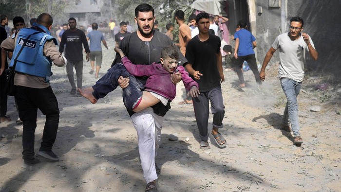 Israel terus melancarkan serangan ke Gaza. Anak-anak yang menjadi korban serangan pun terus menangis dan merintih kesakitan.