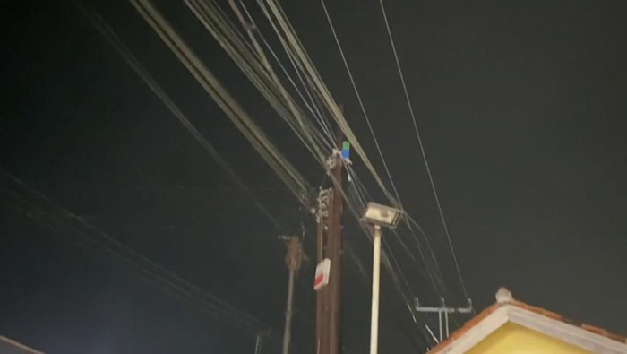 Kabel yang terkena tiang besi