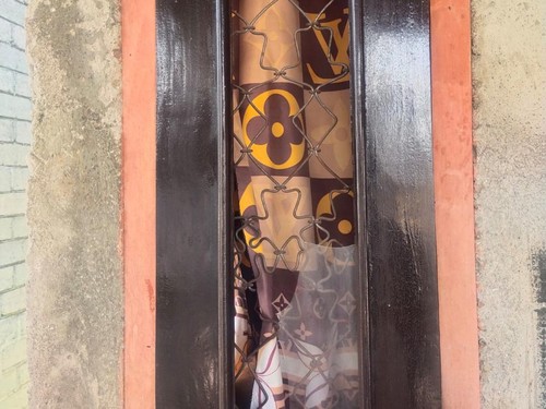 Kaca jendela depan rumah milik Gajali di Dusun Rora Timur, Desa Karamabura, pecah setelah dilempar oleh warga lain gara-gara beda pilihan di Pilkades. (IST)