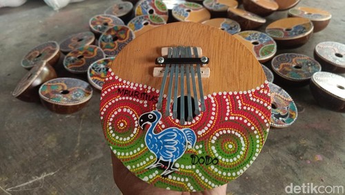Kalimba buatan warga Jembrana yang menembus pasar Afrika hingga meraup omzet hingga Rp. 200 juta, Minggu (22/10/2023). (I Putu Adi Budiastrawan/detikBali).