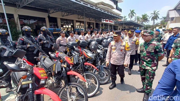 Kapolda Jateng, Irjen Ahmad Luthfi saat apel pengamanan Pemilu 2024 kepada seluruh Power On Hand Rayon Banyumas Raya di Mapolresta Cilacap, Senin (23/10/2023).