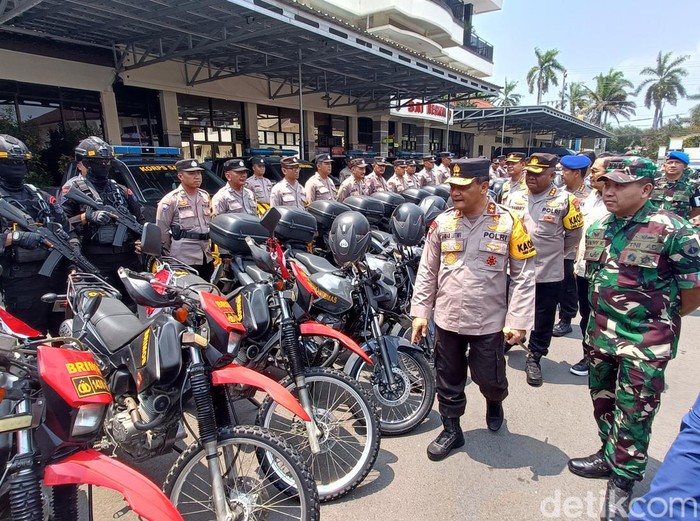 Kapolda Jateng, Irjen Ahmad Luthfi saat apel pengamanan Pemilu 2024 kepada seluruh Power On Hand Rayon Banyumas Raya di Mapolresta Cilacap, Senin (23/10/2023).