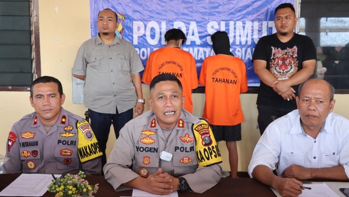 Kapolres Pematang Siantar AKBP Yogen saat memaparkan kasus penganiayaan disabilitas. (Foto: Dok. Polres Pematang Siantar).