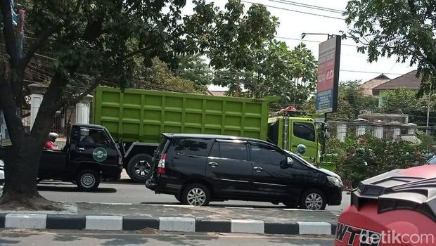 Kecelakaan maut terjadi di Jalan Transyogi, Cileungsi, Kabupaten Bogor, Jawa Barat (Jabar). Seorang ibu-ibu tewas dalam insiden kecelakaan itu. (Hadi Prayuda/detikcom)