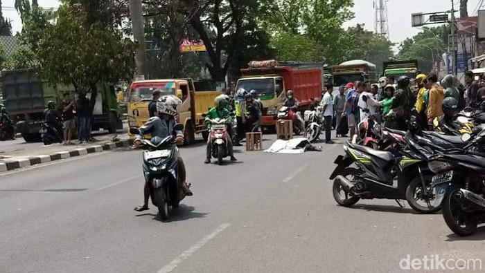 Kecelakaan maut terjadi di Jalan Transyogi, Cileungsi, Kabupaten Bogor, Jawa Barat (Jabar). Seorang ibu-ibu tewas dalam insiden kecelakaan itu. (Hadi Prayuda/detikcom)