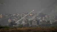 Aksi saling serang pun terlihat dari Jalur Gaza saat Hamas menembakkan rudal ke arah Israel.  