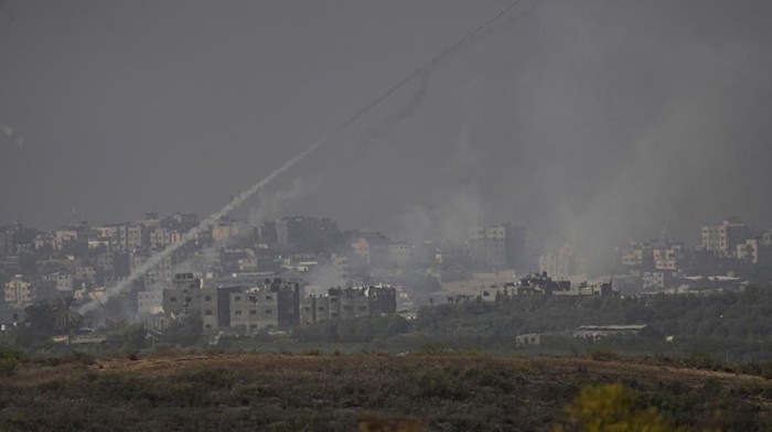 Kelabunya Langit Gaza di Tengah Aksi Saling Serang Israel-Hamas Smoke rises following an Israeli airstrike in the Gaza Strip, as seen from southern Israel, Monday, Oct. 23, 2023. (AP Photo/Ariel Schalit)