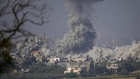 Asap mengepul menyusul serangan udara Israel di Jalur Gaza, terlihat dari Israel selatan, Senin (23/10/2023).  
