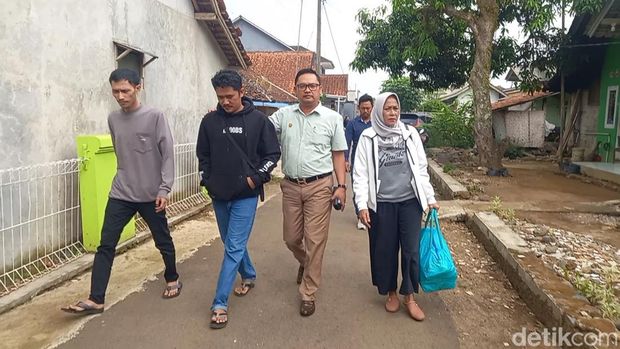 Ketiga tersangka pelaku pembunuhan Tuti dan Amel didampingi pengacara saat bertolak ke Mapolda Jabar, Senin (23/10/2023).