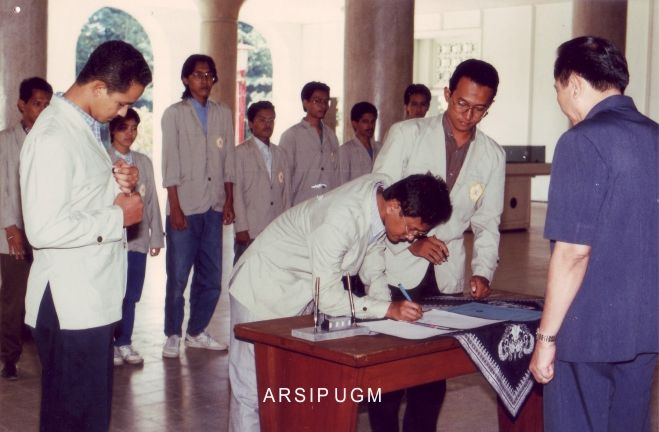 Ketua BEM terpilih sedang menandatangani berita acara pelantikan disaksikan Rektor, Ketua Senat, dan Ketua Senat periode sebelumnya, Anies Baswedan.