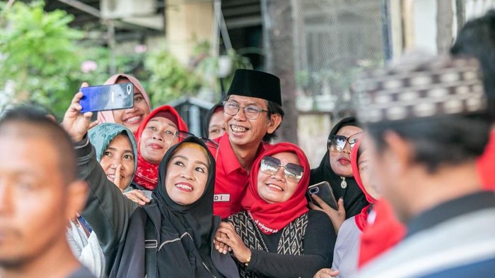 Ketua DPC PDIP Surabaya Adi Sutarwijono disambut antusiasme warga saat mengenalkan Ganjar Pranowo-Mahfud Md
