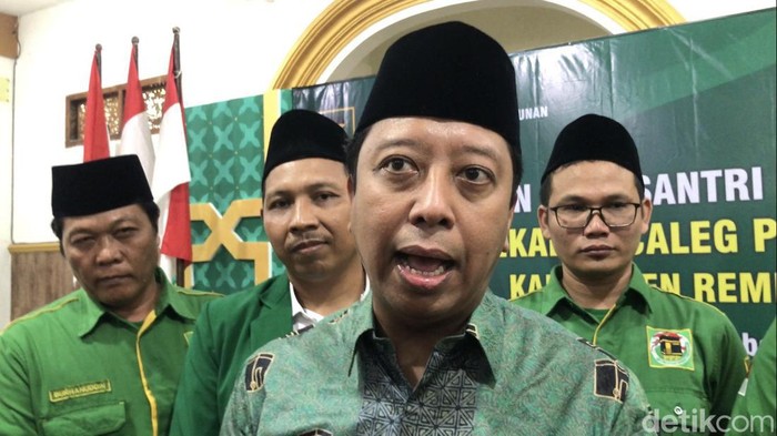 Ketua Majelis Pertimbangan DPP PPP Romahurmuziy, saat diwawancarai awak media di Rembang, Senin (23/10/2023).