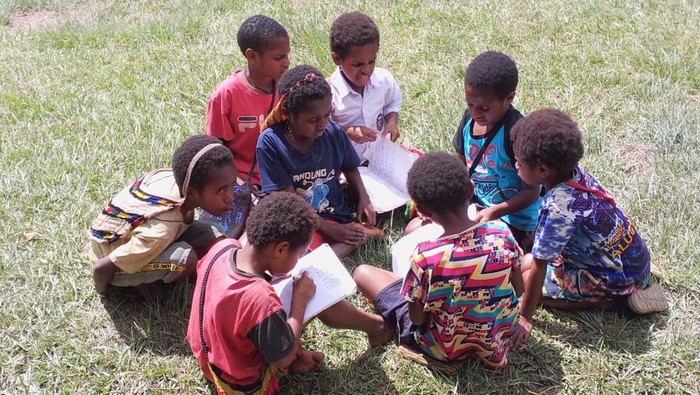Anak-anak di Taman Baca Nogba, Tolikara, Papua