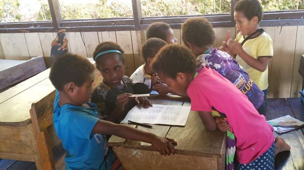 Anak-anak di Taman Baca Nogba, Tolikara, Papua