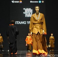 Fashion show koleksi ready to wear Itang Yunasz yang didesain putrinya Najla Kamila, di gelaran Jakarta Muslim Fashion Week 2024, ICE BSD, Tangerang. Koleksi ini menghadirkan modest wear nuansa cokelat dan oranye. Foto: Ari Saputra