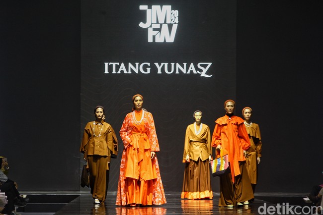 Fashion show koleksi ready to wear Itang Yunasz yang didesain putrinya Najla Kamila, di gelaran Jakarta Muslim Fashion Week 2024, ICE BSD, Tangerang. Koleksi ini menghadirkan modest wear nuansa cokelat dan oranye. Foto: Ari Saputra