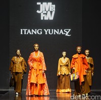 Fashion show koleksi ready to wear Itang Yunasz yang didesain putrinya Najla Kamila, di gelaran Jakarta Muslim Fashion Week 2024, ICE BSD, Tangerang. Koleksi ini menghadirkan modest wear nuansa cokelat dan oranye. Foto: Ari Saputra