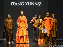 Foto: Koleksi Ready To Wear Itang Yunasz di Jakarta Muslim Fashion Week 2024