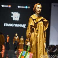 Fashion show koleksi ready to wear Itang Yunasz yang didesain putrinya Najla Kamila, di gelaran Jakarta Muslim Fashion Week 2024, ICE BSD, Tangerang. Koleksi ini menghadirkan modest wear nuansa cokelat dan oranye. Foto: Ari Saputra