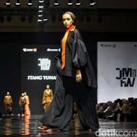 Fashion show koleksi ready to wear Itang Yunasz yang didesain putrinya Najla Kamila, di gelaran Jakarta Muslim Fashion Week 2024, ICE BSD, Tangerang. Koleksi ini menghadirkan modest wear nuansa cokelat dan oranye. Foto: Ari Saputra