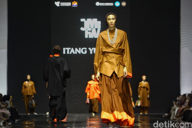 Fashion show koleksi ready to wear Itang Yunasz yang didesain putrinya Najla Kamila, di gelaran Jakarta Muslim Fashion Week 2024, ICE BSD, Tangerang. Koleksi ini menghadirkan modest wear nuansa cokelat dan oranye. Foto: Ari Saputra