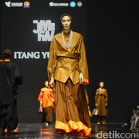 Fashion show koleksi ready to wear Itang Yunasz yang didesain putrinya Najla Kamila, di gelaran Jakarta Muslim Fashion Week 2024, ICE BSD, Tangerang. Koleksi ini menghadirkan modest wear nuansa cokelat dan oranye. Foto: Ari Saputra
