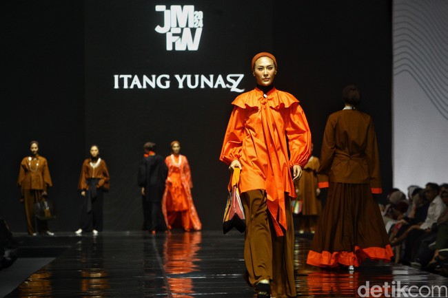 Fashion show koleksi ready to wear Itang Yunasz yang didesain putrinya Najla Kamila, di gelaran Jakarta Muslim Fashion Week 2024, ICE BSD, Tangerang. Koleksi ini menghadirkan modest wear nuansa cokelat dan oranye. Foto: Ari Saputra