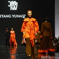Fashion show koleksi ready to wear Itang Yunasz yang didesain putrinya Najla Kamila, di gelaran Jakarta Muslim Fashion Week 2024, ICE BSD, Tangerang. Koleksi ini menghadirkan modest wear nuansa cokelat dan oranye. Foto: Ari Saputra