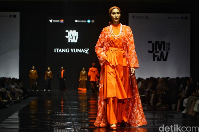 Fashion show koleksi ready to wear Itang Yunasz yang didesain putrinya Najla Kamila, di gelaran Jakarta Muslim Fashion Week 2024, ICE BSD, Tangerang. Koleksi ini menghadirkan modest wear nuansa cokelat dan oranye. Foto: Ari Saputra