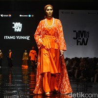 Fashion show koleksi ready to wear Itang Yunasz yang didesain putrinya Najla Kamila, di gelaran Jakarta Muslim Fashion Week 2024, ICE BSD, Tangerang. Koleksi ini menghadirkan modest wear nuansa cokelat dan oranye. Foto: Ari Saputra