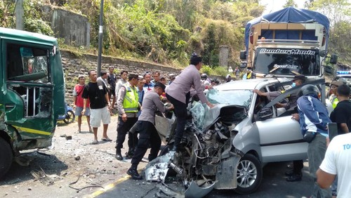 Kondisi mobil Xenia dan minibus hijau yang sama-sama ringsek saat bertabrakan di jalur Denpasar-Gilimanuk, Banjar Pengasahan, Desa Lalanglinggah,  Selemadeg Barat, Tabanan, Bali, Senin (23/10/2023). (Polsek Selemadeg Barat)