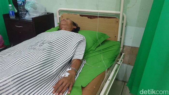 Kondisi Pak Ogah masih tergeletak di ruang inap Rumah Sakit Bhayangkara, Kota Medan. (Foto: Goklas Wisel).