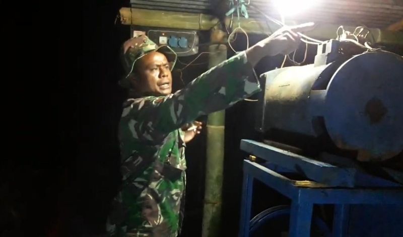 Koptu Anronikus membuat PLTA mini di Dusun Mbani, NTT