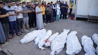 Jenazah korban serangan Israel disalatkan sebelum dimakamkan. 
